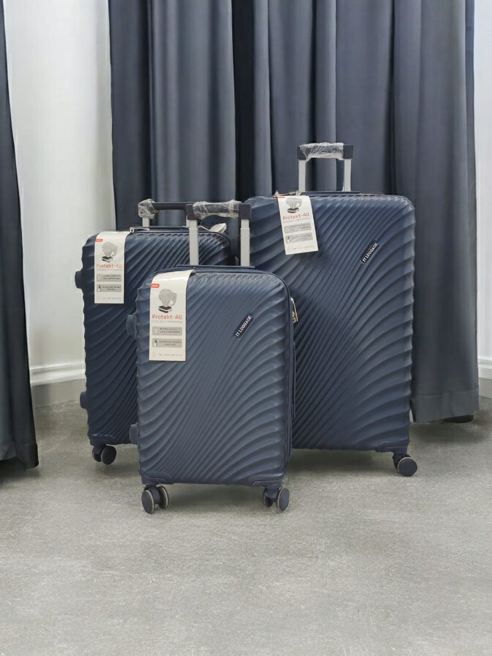 IT set of 3 travel bag luggage and suitcase