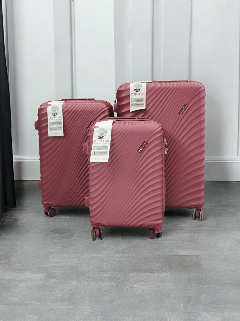 IT set of 3 travel bag luggage and suitcase